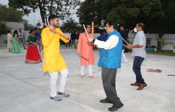 As part of the Azadi ka Amrit Mahotsav (AMAK) celebrations, the Indian community in Brazzaville along with the Indian Embassy organised an evening of Dandiya, Garba and Pooja during the Navratri on 10 October in the Embassy. 