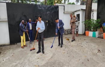 As part of Special Campaign for Swachhata in the Embassy, the India based officials and local congolese officials of the Mission did a second round of cleaning in the Chancery premises on 7 October.  #IndianDiplomacy 
