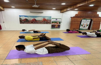 As part of AKAM celebrations, Yoga session was  conducted by Mrs.Lucky Nankani in the Chancery on 25 May. Local Congolese participated in the session. 