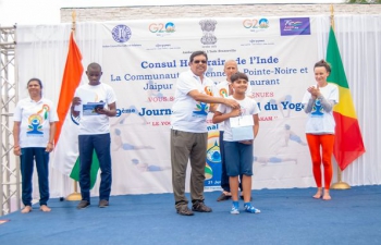 During the IDY'2023 celebrations at Jaipur Sea Lounge in Pointe-Noire on 11 June,  2023, children of Indian diaspora who participated in the online painting competition on World Environment Day (WED) on 5 June were awarded prizes and participation gifts by Shri N.Venkataraman, Charge d'Affaires and Shri Parmanand Daswani, Honorary Consul. 